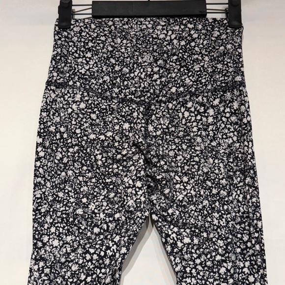 Lululemon Align High-Rise Crop 23" Venture Floral Alpine White Black Size 4 - Picture 7 of 9